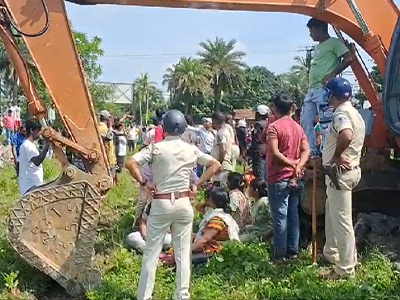 জমিতে বিদ্যুতের খুটি লাগানোর বিরুদ্ধে প্রতিবাদ সাতাশ মোড়ের স্থানীয় বাসিন্দাদের