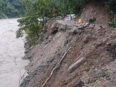 ধসের ফলে তলিয়ে গেলো বাংলা সিকিমের লাইফলাইন ১০ নং জাতীয় সড়কের একাংশ।